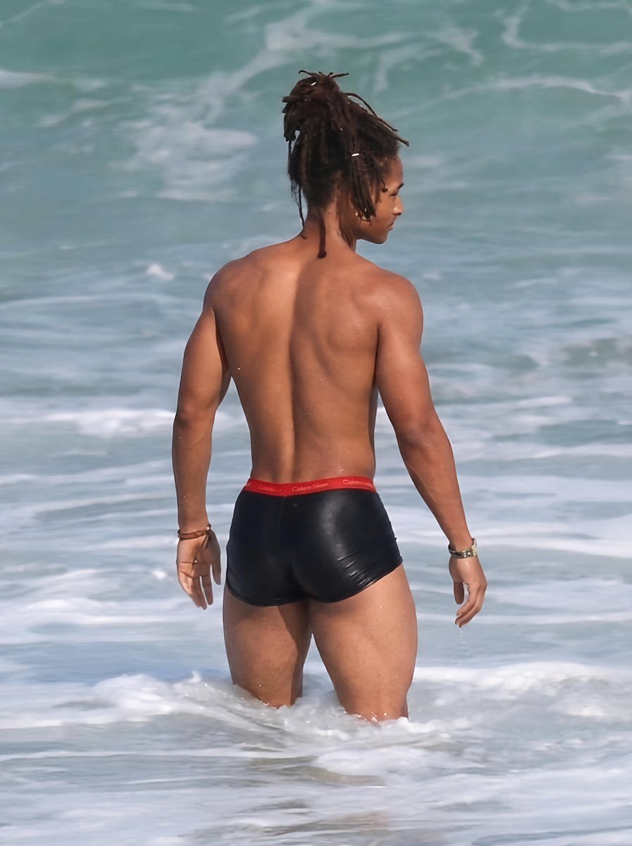 Mosesedosa01's tweet photo. Shirtless Jaden Smith enjoys a dip in the sea.... https://t.co/k04H4mhL89