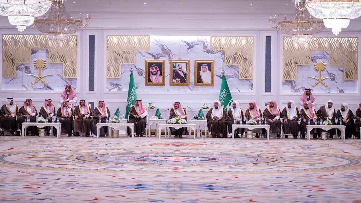 EmarahAlQassim's tweet photo. سمو #أمير_منطقة_القصيم يكرم مدير فرع هيئة التراث بالمنطقة ، ضمن مبادرة " #مبدعون " ، تقديراً لجهود الهيئة في متابعة حماية وصون الآثار والتراث الثقافي والمادي واللامادي. https://t.co/htFVTbA5EG