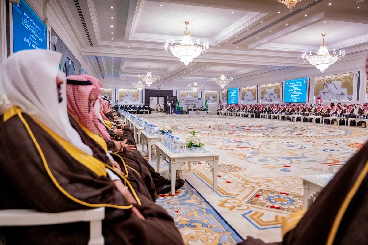 EmarahAlQassim's tweet photo. سمو #أمير_منطقة_القصيم يكرم مدير فرع هيئة التراث بالمنطقة ، ضمن مبادرة " #مبدعون " ، تقديراً لجهود الهيئة في متابعة حماية وصون الآثار والتراث الثقافي والمادي واللامادي. https://t.co/htFVTbA5EG