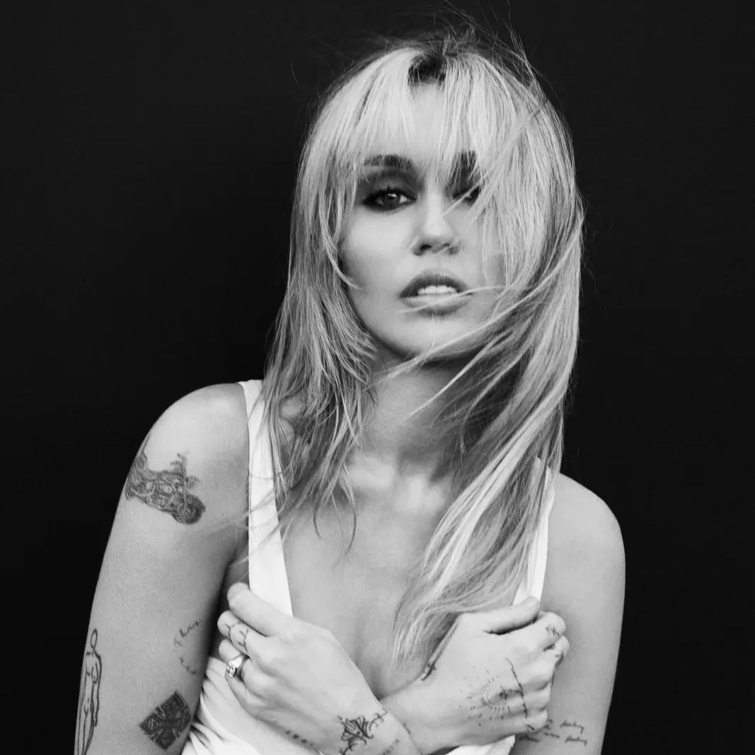 chartdata's tweet photo. 'Bass Persuades' marks Miley Cyrus' sixth #1 album on the Billboard 200. https://t.co/uq9xAeWrm7