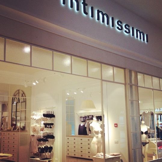 virgoessence's tweet photo. as a grown woman™, it gets to a point where unfortunately you cannot shop at victoria’s secret anymore and need to switch to intimissimi https://t.co/l8BjyM2vll