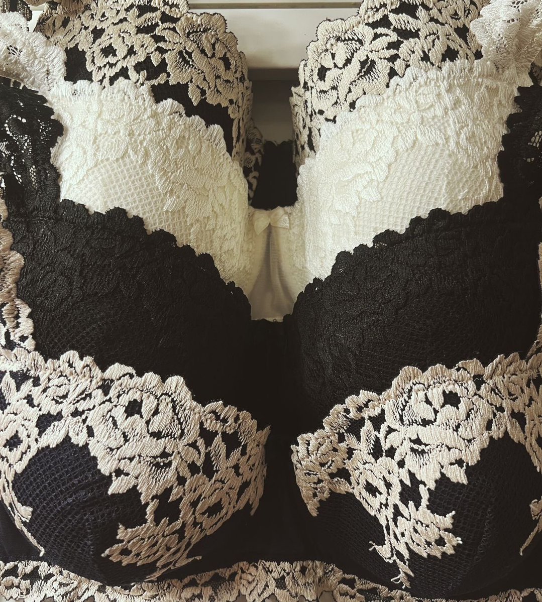 virgoessence's tweet photo. as a grown woman™, it gets to a point where unfortunately you cannot shop at victoria’s secret anymore and need to switch to intimissimi https://t.co/l8BjyM2vll