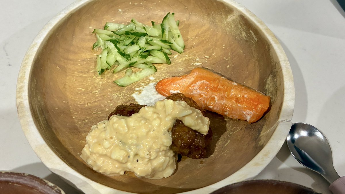 tukituki0809's tweet photo. 昨日の
🍚晩ごはん🍚
メイン　豚こまでチキン南蛮風
汁物　　シチュー

長女リクエストのシチュー😇
豚こまをぎゅっとしてから
#ノンフライヤーcoaori  で焼いて、タレにからめてタルタルソースかけた😇 https://t.co/Oo5k0wdWgC