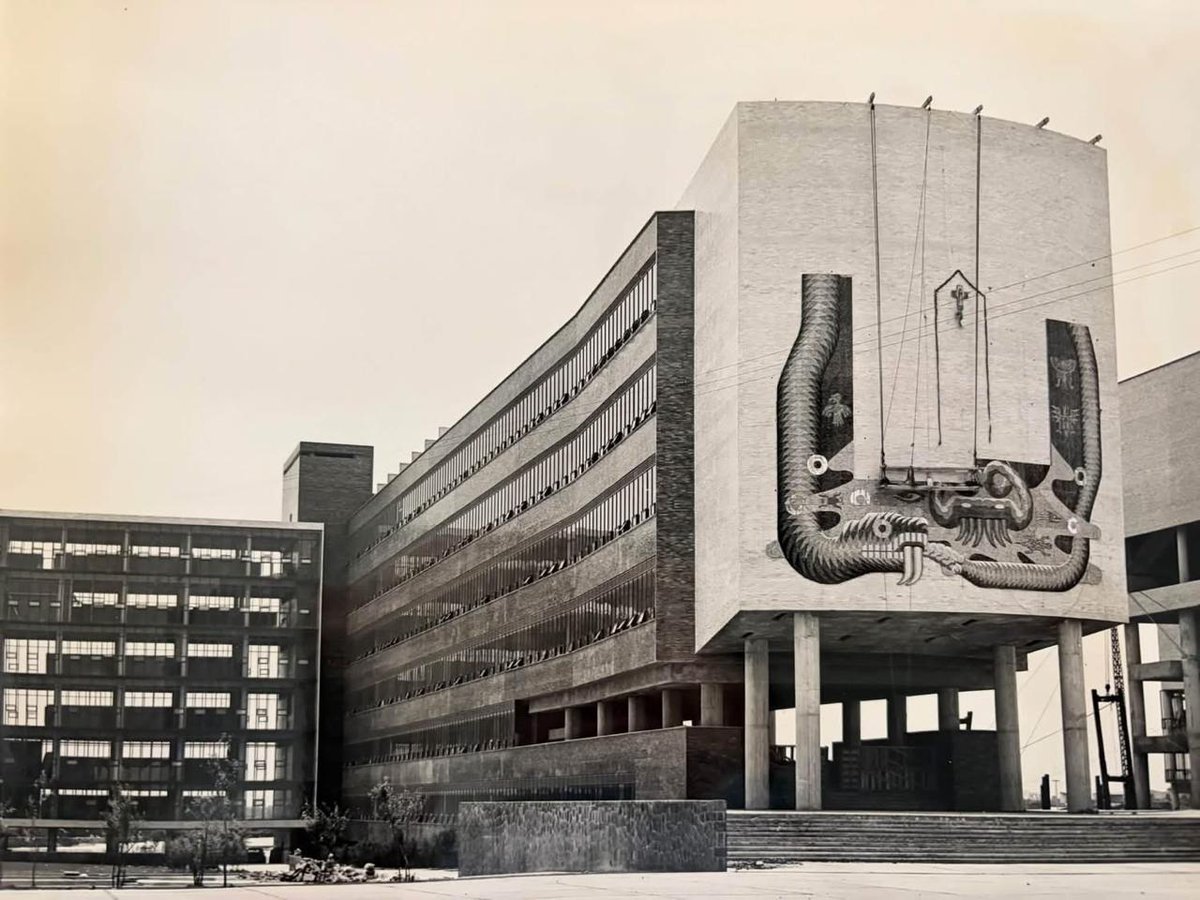 qtf's tweet photo. Así se construyó la Facultad de Medicina de la Ciudad Universitaria de la UNAM.
#UNAM475+ (Fotos: @FacMedicinaUNAM). https://t.co/CLTmd6sT9Z