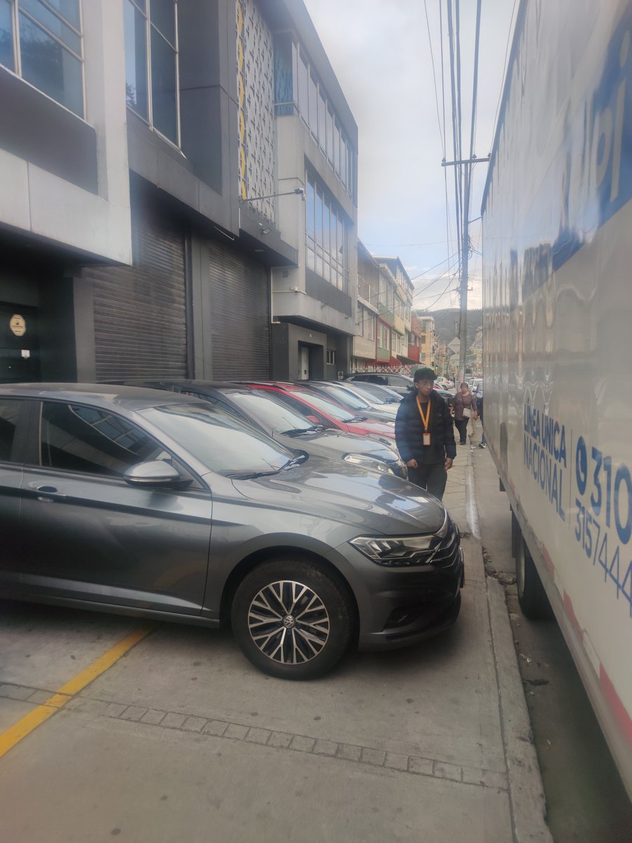 willyinfante's tweet photo. Empresa Pernine Ltda, se apropia del andén impidiendo la movilidad del peatón y enfermos que se dirigen a Sanitas Toberin, exponiéndolos a  la vía, pasa todos los días.
📍Cll 153A # 21 - 58
 @SectorMovilidad @JD_Quinteror #CulturaParaLaMovilidad #Bogota #PilladosMalParqueados https://t.co/vki712j7AP