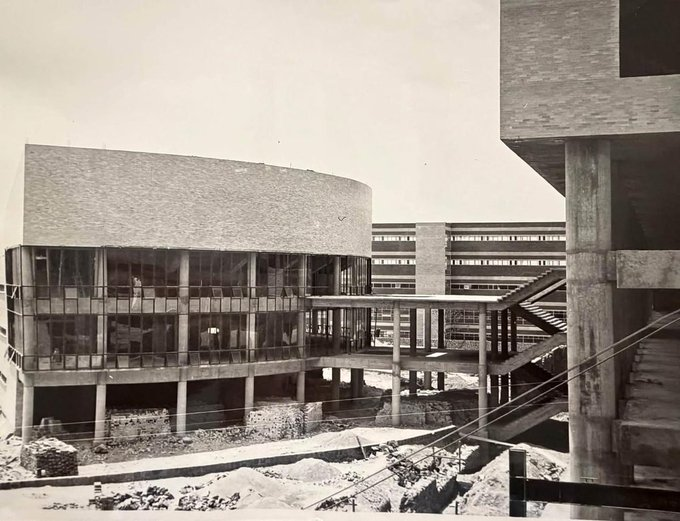 qtf's tweet photo. Así se construyó la Facultad de Medicina de la Ciudad Universitaria de la UNAM.
#UNAM475+ (Fotos: @FacMedicinaUNAM). https://t.co/CLTmd6sT9Z