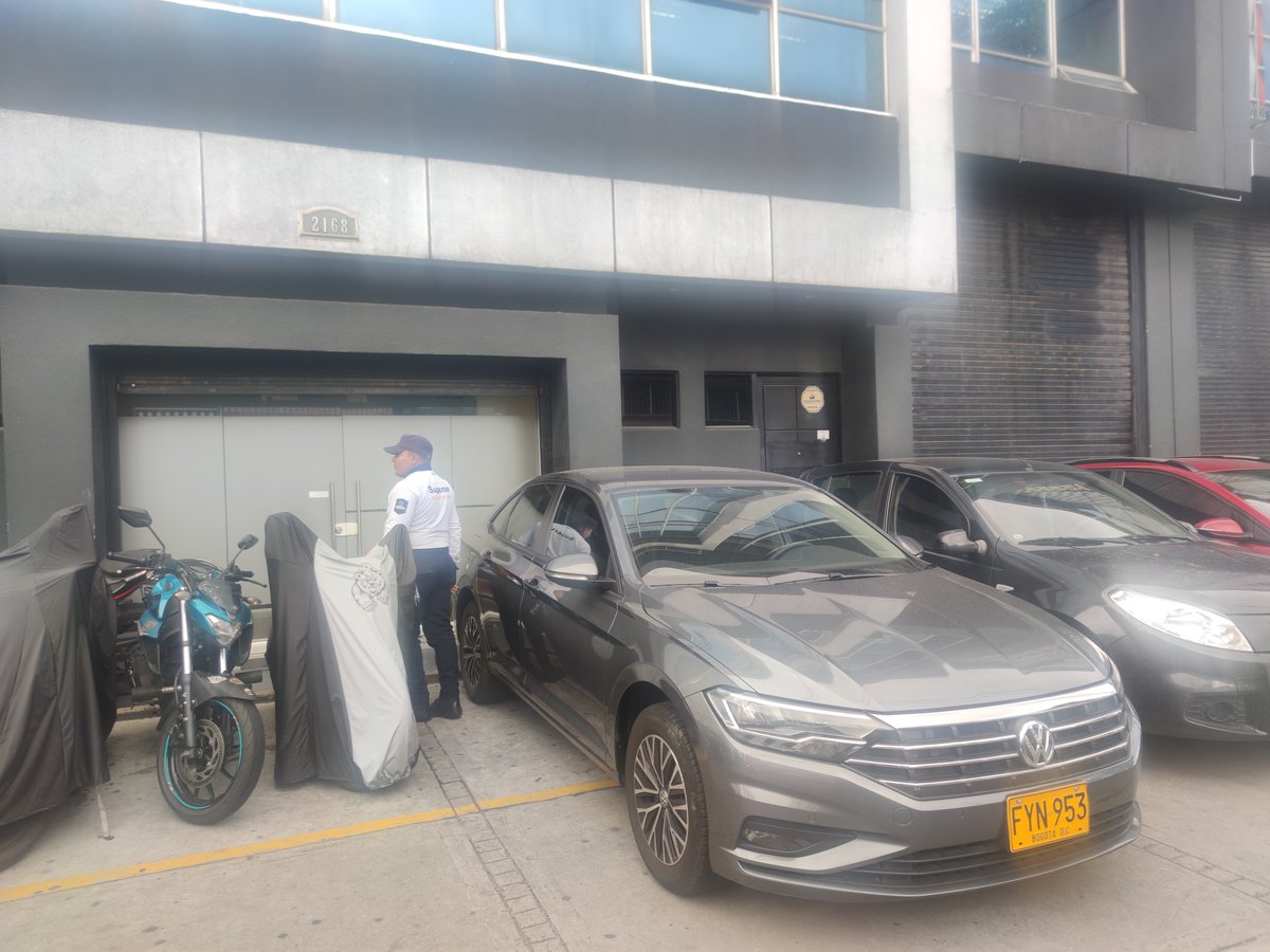 willyinfante's tweet photo. Empresa Pernine Ltda, se apropia del andén impidiendo la movilidad del peatón y enfermos que se dirigen a Sanitas Toberin, exponiéndolos a  la vía, pasa todos los días.
📍Cll 153A # 21 - 58
 @SectorMovilidad @JD_Quinteror #CulturaParaLaMovilidad #Bogota #PilladosMalParqueados https://t.co/vki712j7AP