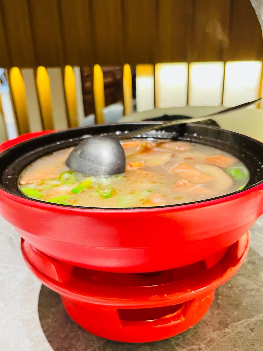 ad317_866's tweet photo. Today I tried a local snack—crispy rice crackers paired with a thin pork slice, it tastes surprisingly good! https://t.co/7cPOBxP7EL