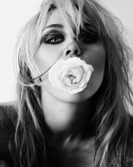 ChartUpdate_'s tweet photo. Miley’s ‘Bass Persuades’ debuts at #1 on the Billboard 200 with 61k equivalent album units.

It marks her sixth #1 album and first since ‘Bangerz’ in 2013. https://t.co/93SLbO7dhy
