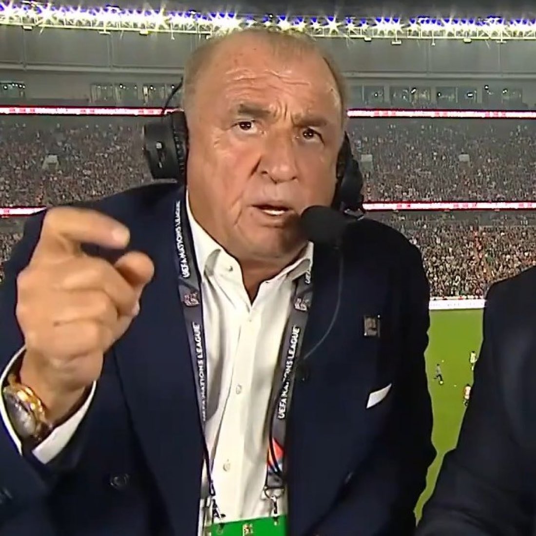 NuriBey_19077's tweet photo. Fatih Terim; Bufon çok iyi

-Hocam Bufon futbolu bıraktı. Donnarumma var kaleden.

Fatih Terim; Buffon demedim, bu fon dedim. https://t.co/C9uNaXGTcz