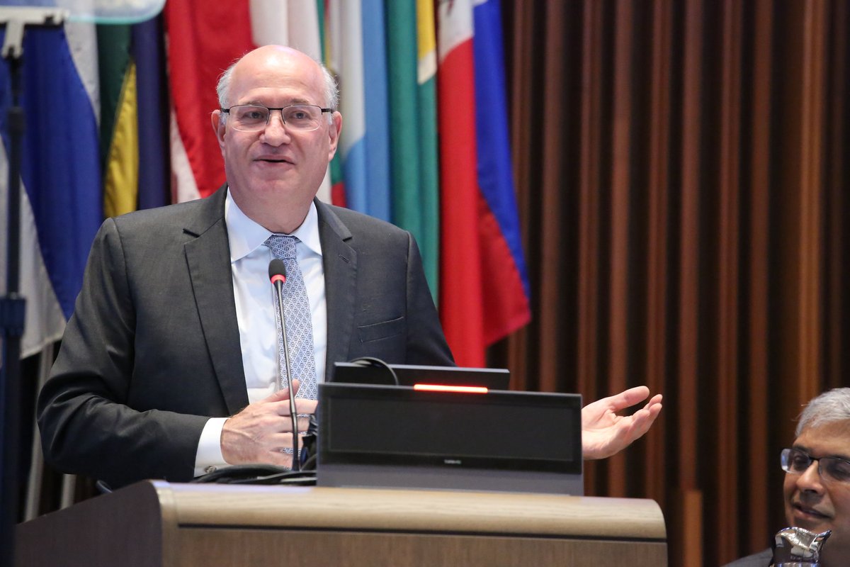 igoldfajn's tweet photo. I had the honor of participating in the opening of the 63rd @pahowho Directing Council alongside Dr. Jarbas Barbosa (@DirOPSPAHO) and health leaders from across the region.

The IDB Group has a strong partnership with PAHO: an MOU on strengthening primary health care and health system resilience and the launching of the Pan-American Highway for Digital Health. We are also now designing the MedLAC Access Facility, which will combine PAHO’s Regional Funds with IDB guarantees and private financing to help countries access high-cost medicines. Together, we will work on our three priorities – primary health care, digital health, and access to affordable medicines – to improve lives across Latin America and the Caribbean.
-----
Tuve el honor de participar en la apertura del 63.º Consejo Directivo de la OPS junto al Dr. Jarbas Barbosa y líderes de salud de toda la región.

El Grupo BID mantiene una sólida alianza con la OPS: un memorando de entendimiento para fortalecer la atención primaria de salud y la resiliencia de los sistemas de salud, y el lanzamiento de la Autopista Panamericana de Salud Digital. Ahora también estamos diseñando el Mecanismo de Acceso MedLAC, que combinará los Fondos Regionales de la OPS con garantías del BID y financiamiento privado para ayudar a los países a acceder a medicamentos de alto costo. Juntos, trabajaremos en nuestras tres prioridades —atención primaria de salud, salud digital y acceso a medicamentos asequibles— para mejorar vidas en América Latina y el Caribe.
-----
Tive a honra de participar da abertura do 63º Conselho Diretor da OPAS, ao lado do Dr. Jarbas Barbosa e de líderes da área da saúde de toda a região.

O Grupo BID mantém uma sólida parceria com a OPAS: um memorando de entendimento para fortalecer a atenção primária à saúde e a resiliência dos sistemas de saúde, e o lançamento da Rodovia Pan-Americana de Saúde Digital. Agora, também estamos desenvolvendo o Mecanismo de Acesso MedLAC, que combinará os Fundos Regionais da OPAS com garantias do BID e financiamento privado para ajudar os países a ter acesso a medicamentos de alto custo. Juntos, trabalharemos em nossas três prioridades —atenção primária à saúde, saúde digital e acesso a medicamentos a preços acessíveis— para melhorar vidas na América Latina e no Caribe.