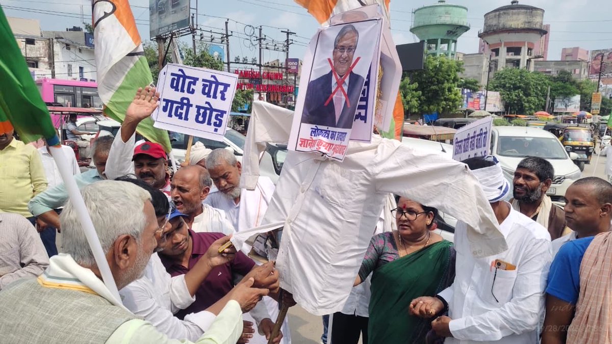 Satyendrtekari's tweet photo. 28 सितंबर 2026 को औरंगाबाद जिला कांग्रेस कमेटी के तत्वावधान में जिला प्रभारी श्री सत्येंद्र ��ारायण के नेतृत्व में मुख्य चुनाव आयुक्त ज्ञानेश कुमार के कार्यकलापों के विरोध में विरोध मार्च निकाला गया।
#VoteChorECI 
@RahulGandhi @INCIndia @IYC @NSUIBihar @ajaymaken @kcvenugopalmp https://t.co/Wzks6y3BmO