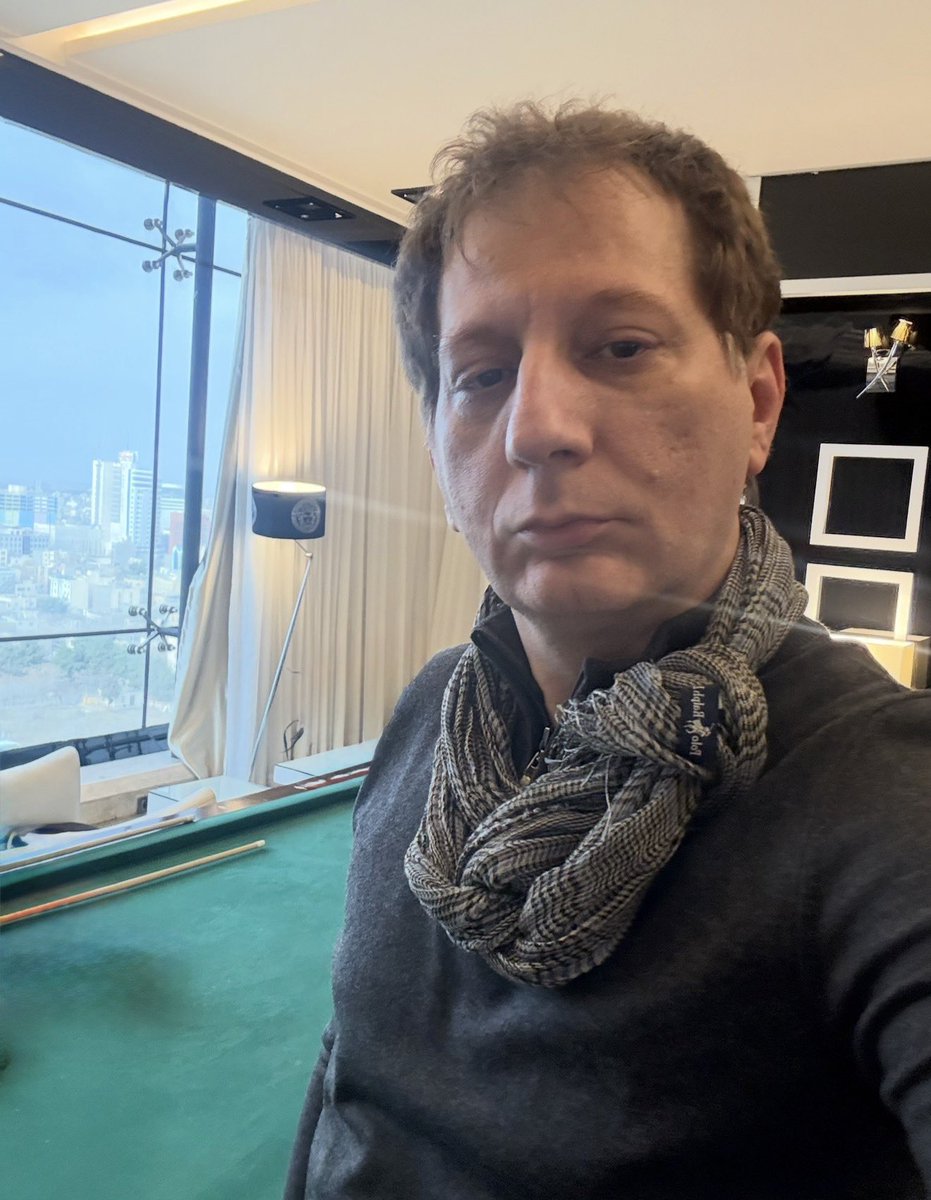 babakzanjani_ch's tweet photo. بازارهای مالی آمریکا قرمز شده، نفت بالا رفته و طلا دوباره ریزش کرده؛ نشانه‌ای از حرکت سرمایه به سمت نفت و وقت خرید طلا.. 

ترامپ در بن‌بست ایران و قفل تنگه گرفتار شده؛ جنگ بزرگ هم با نزدیک شدن به انتخابات گزینه ساده‌ای نیست.
باید مواظب ترور‌های افراد کلیدی بود.

فعلاً ایران دست بالاتر را دارد، اما برنامه اقتصادی ندارد.

الان وقت مسئولان اتوکشیده نیست؛ وقت ورود رِنجِرهای اقتصادی است، و لاغیر….

#بابک_زنجانی #دات‌وان