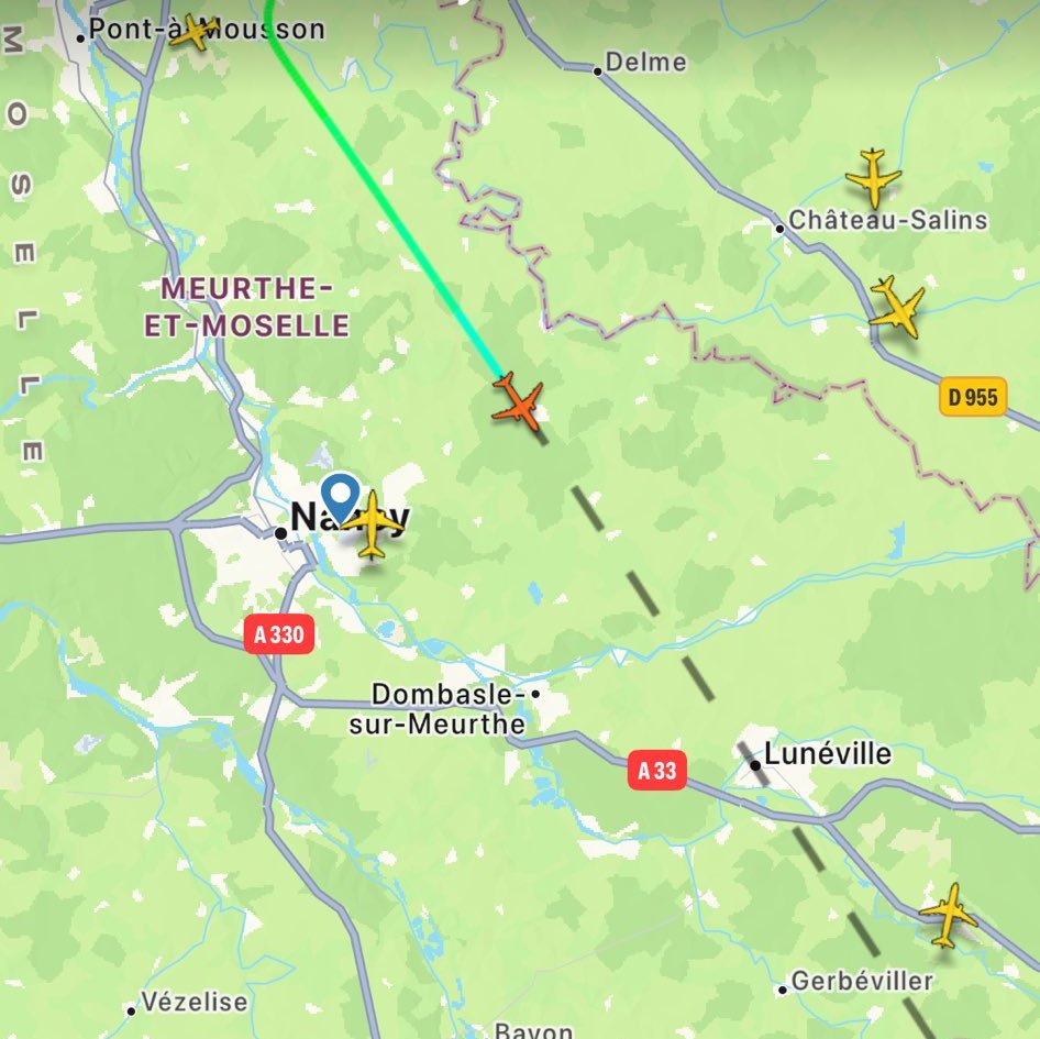 Infosvulgaire's tweet photo. Est-ce que quelqu’un du radar des vols ou de l’aviation peut m’expliquer pourquoi ce vol Air France est suivi par 40 000 personnes en ce moment ? https://t.co/lIuZF27y8o
