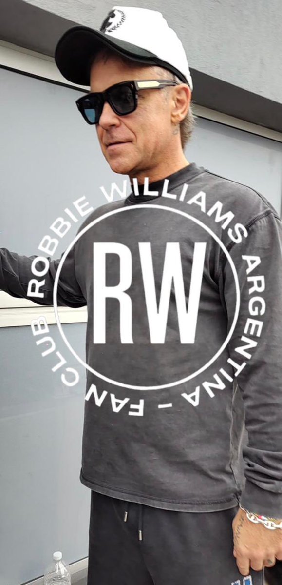 RobbieArgentina's tweet photo. Robbie Williams en suelo argentino 🇦🇷💙💪 https://t.co/oW2f0UaGFR