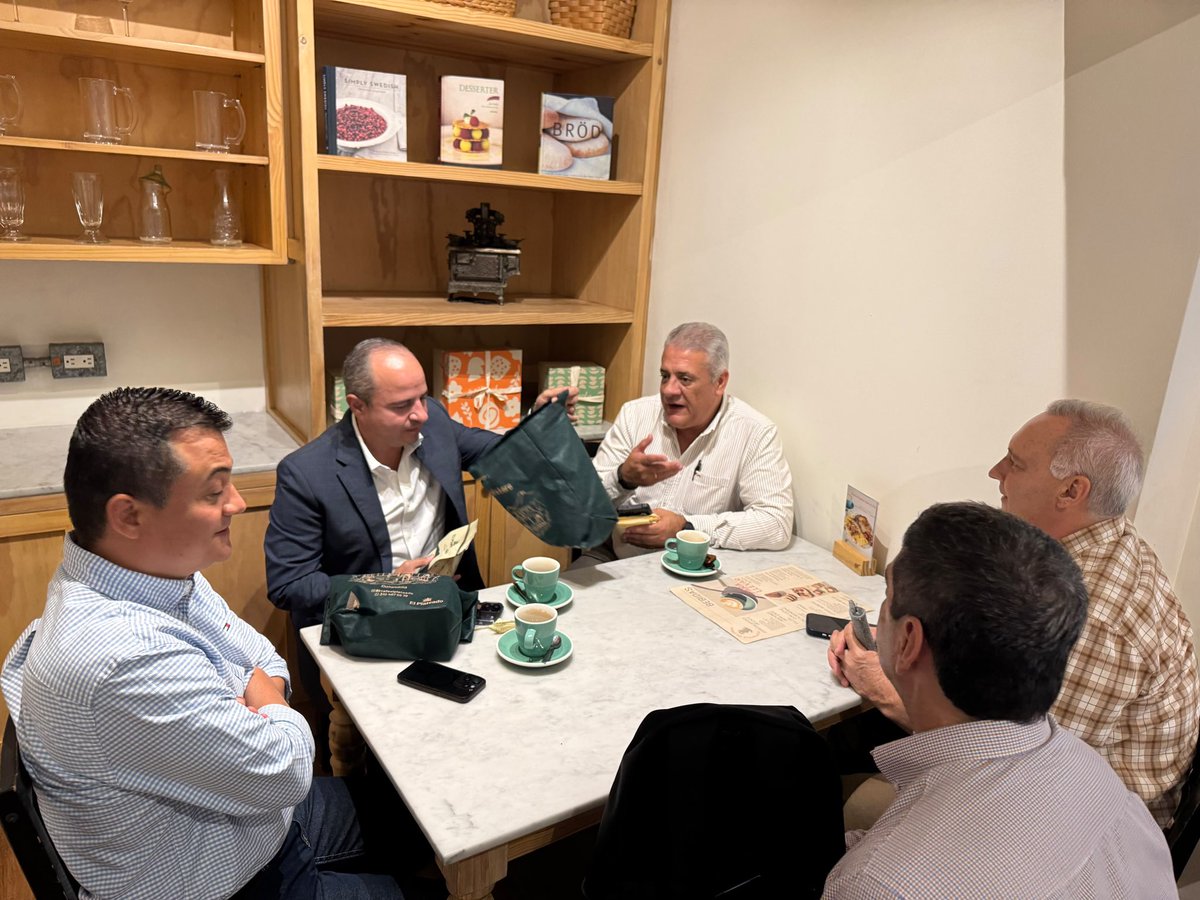 Juan_EspinalR's tweet photo. #NoParamos 

Grato diálogo con los Gerentes de las Cooperativas de caficultores de Salgar, Occidente y de Antioquia. https://t.co/BUj8u0CY9g