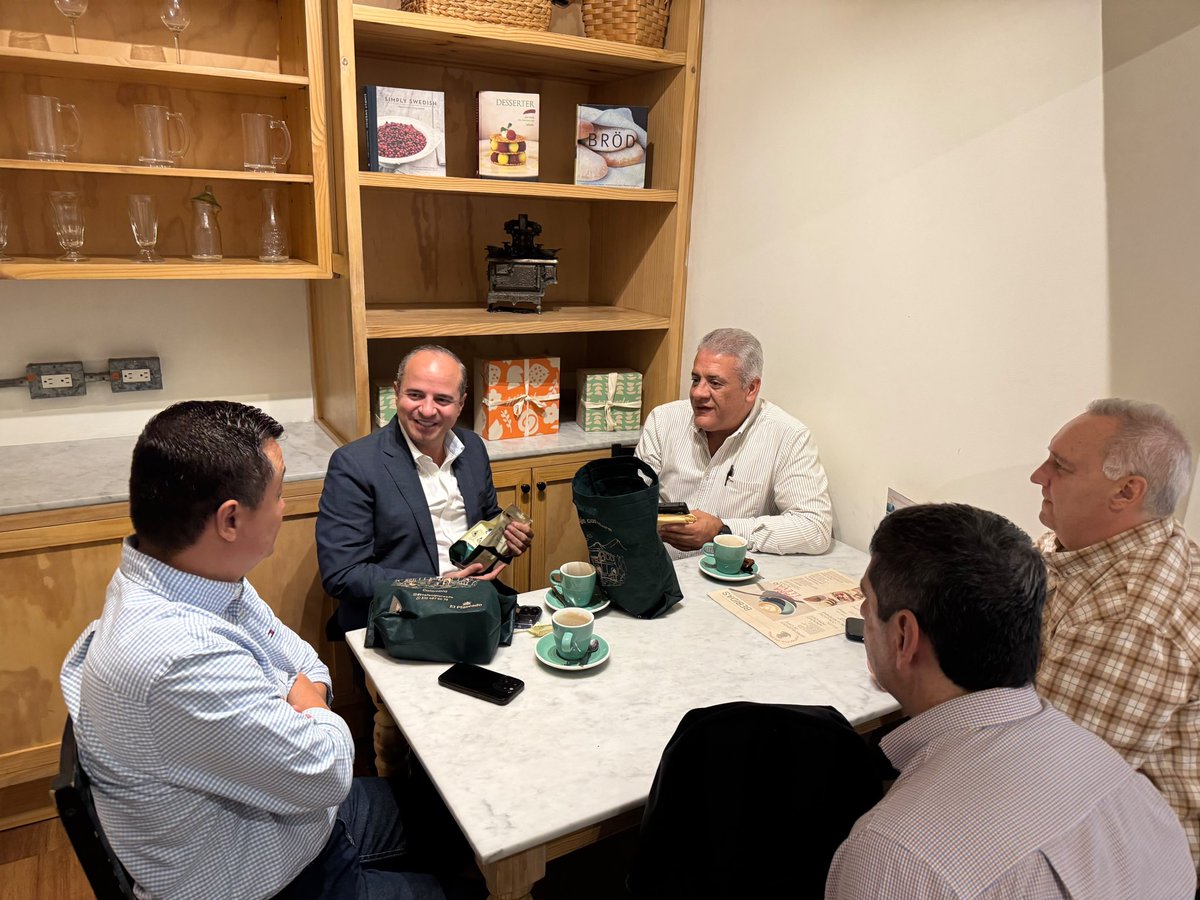 Juan_EspinalR's tweet photo. #NoParamos 

Grato diálogo con los Gerentes de las Cooperativas de caficultores de Salgar, Occidente y de Antioquia. https://t.co/BUj8u0CY9g