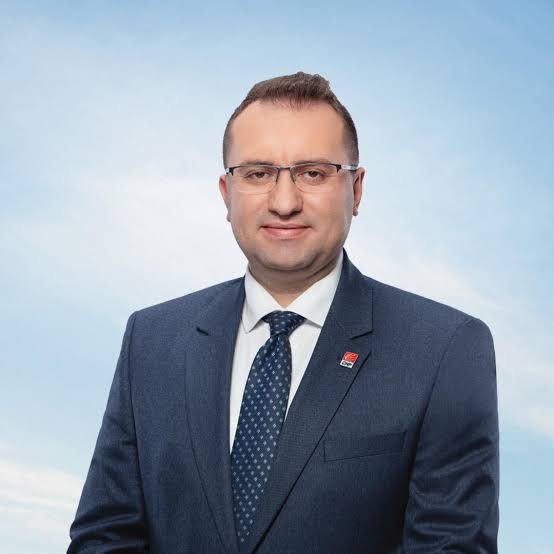 girayto's tweet photo. Soldaki kirada oturuyordu 16 aydır yolsuzluktan tutuklu Hakan Bahçetepe,

Sağdaki 10 ev parasını 200 ev parası yaptı 4 gündür serbest https://t.co/3zn41UZHup