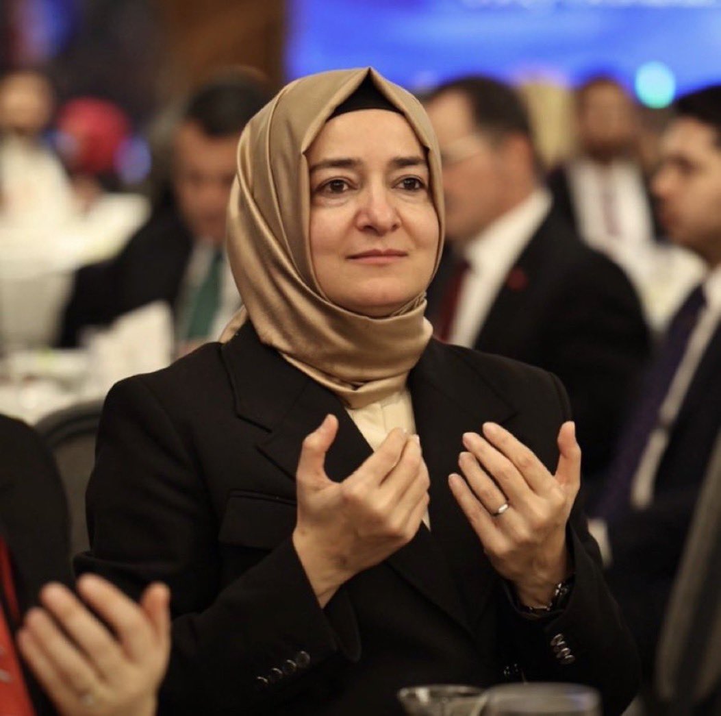 girayto's tweet photo. Soldaki kirada oturuyordu 16 aydır yolsuzluktan tutuklu Hakan Bahçetepe,

Sağdaki 10 ev parasını 200 ev parası yaptı 4 gündür serbest https://t.co/3zn41UZHup