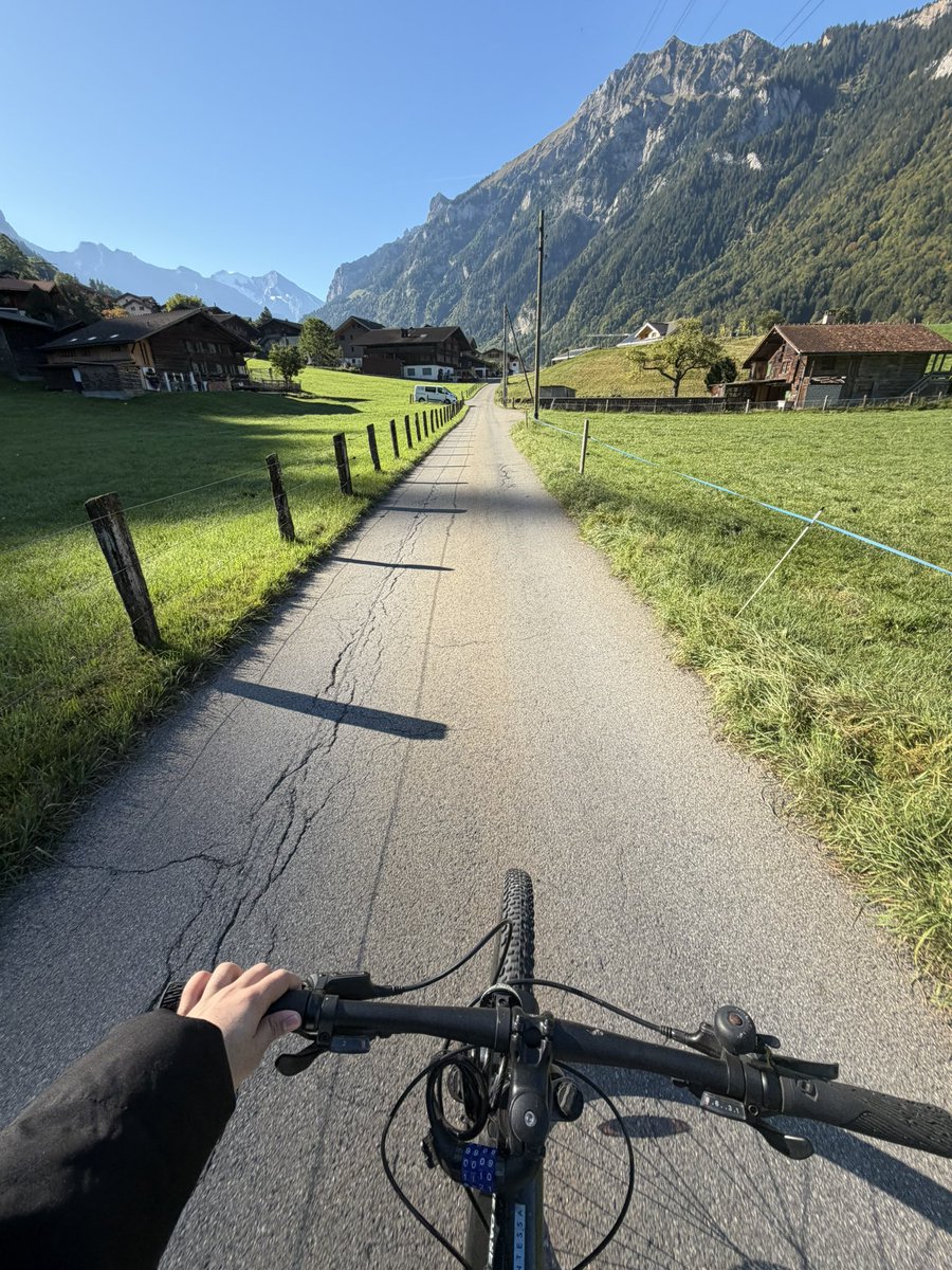 _2aol's tweet photo. 🇨🇭
🚲🏔️🌄🌅 https://t.co/pGgL2SNhKk