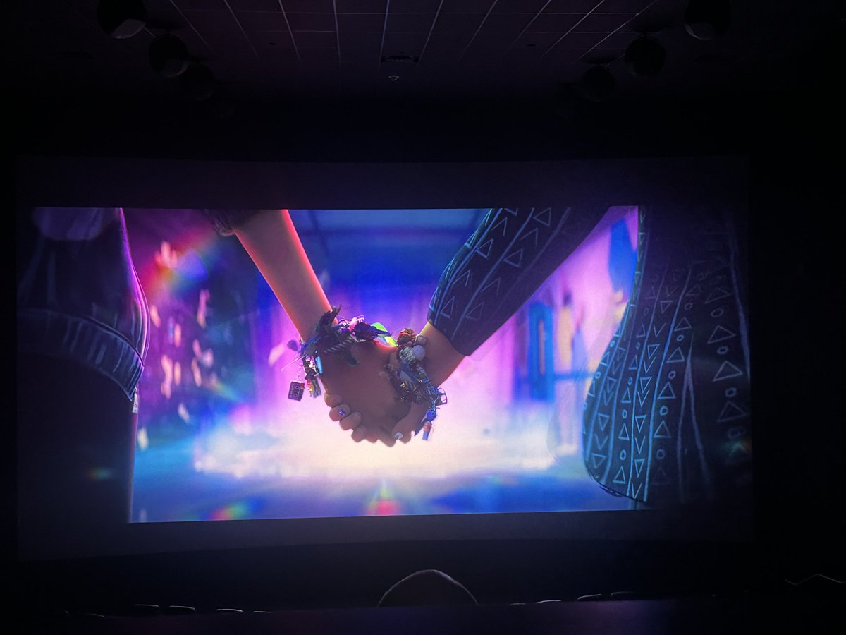 cactusjuice_kru's tweet photo. #forgottenisland SPOILERS!!!!!!!!!!!

.
.
.
.
.
.
.
.
.
.
.
.
.
.
.

the only thing i could think about during this scene was how similar it is to the legend of korra season 4 ending when korrasami go through the spirit portal. the way they stop to look at each other is GAYYYYYYY https://t.co/nRVGrwI7XU