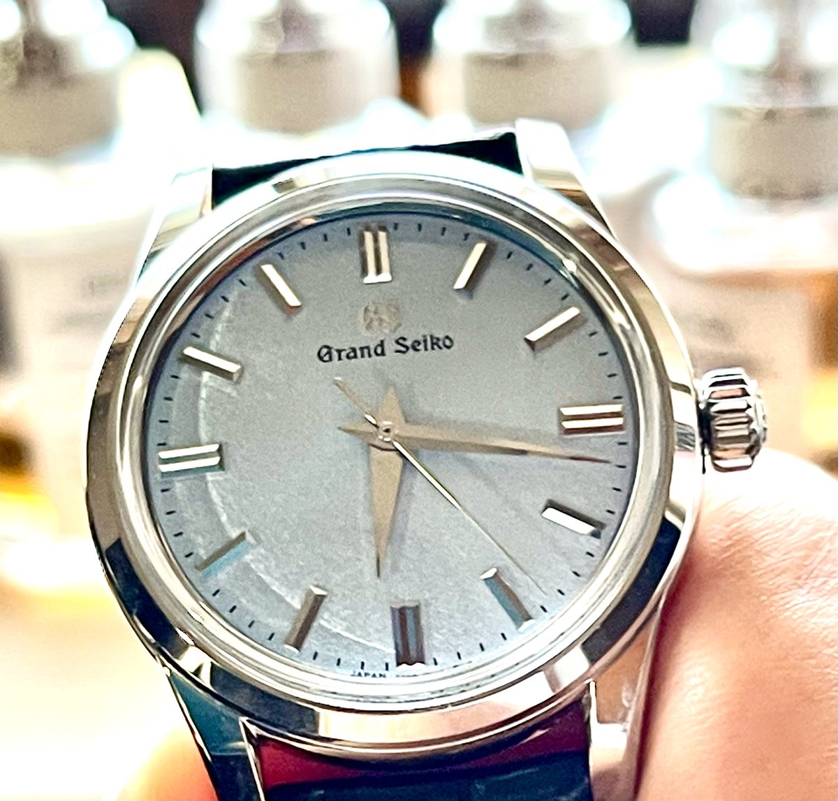jLLbcg69's tweet photo. Good morning, watch lovers.

Rain in the forecast all week. 
And Monday was already a long one.

I wish I had the power reserve of a good watch… but I’m an older model, so I run down pretty quickly. 

Don’t work too hard, everyone!
Have a great day! https://t.co/vutADLWMZj