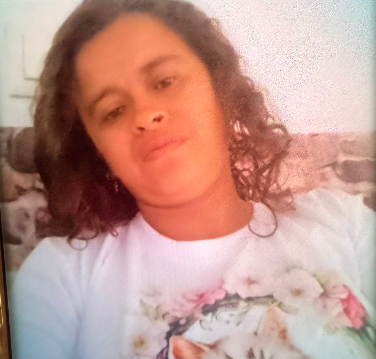 PerlaToro's tweet photo. Ella es Johana Galeano Franco, la hija de la persona que trabaja conmigo en casa. Es una persona con discapacidad mental. Mayor de edad pero con retraso diagnosticado y con lo duro que suene: certificado. Lleva varios meses chateando con un hombre de Granada, Meta, quien le ofreció ser su novio. Hoy se escapó de su casa en El Carmen de Viboral para donde él. Va camino a Bogotá, llegando. La policía nos dijo que no podían hacer nada "porque era una mayor de edad tomando decisiones", sin tener en cuenta su situación. Algo similiar nos ocurrió con la Línea de la Mujer. Si están en Bogotá y creen que podemos hacer algo, agradecemos su ayuda, también cerca a los Llanos orientales. Me pueden escribir por mensaje directo. También pueden llamar al 195. @cataoquendo @CarlosFGalan @CinMorAleja @LauRobles @Jamesestiven @jennygiraldo @purpura