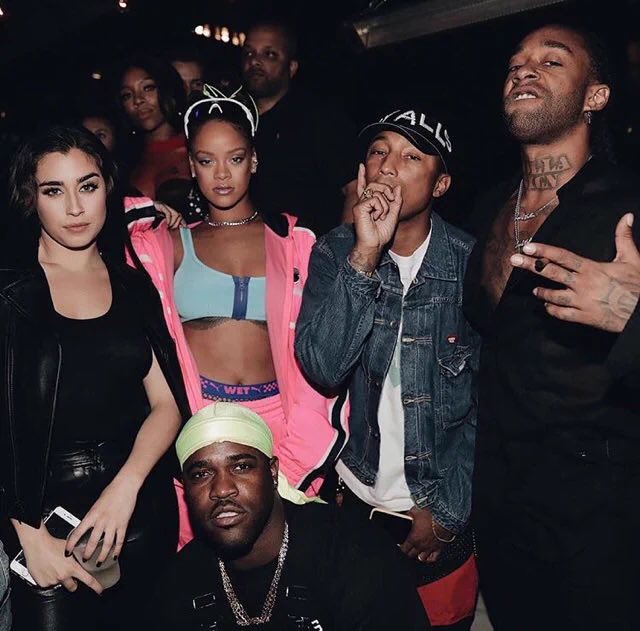 JADEDM1X's tweet photo. This being the night she smoked with Rihanna 😭 https://t.co/zgAhjWpp1N