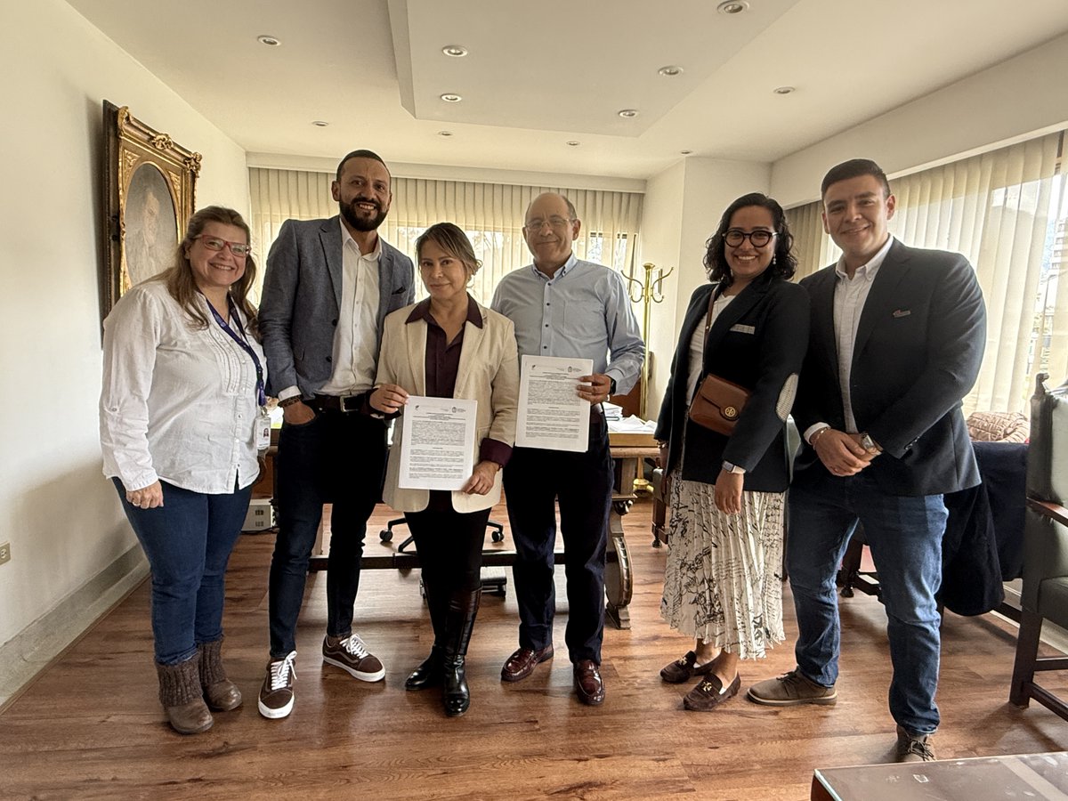 MedicinaUNAL's tweet photo. 🤝 Firmamos el Convenio Marco de Cooperación Académica con la Asociación Colombiana de Auxiliares de Vuelo.
#EsTiempoDeSumar por la formación e investigación conjunta pensada para las necesidades propias de los trabajadores del sector aéreo.
#MedicinaUNAL https://t.co/35ui4dK3fH
