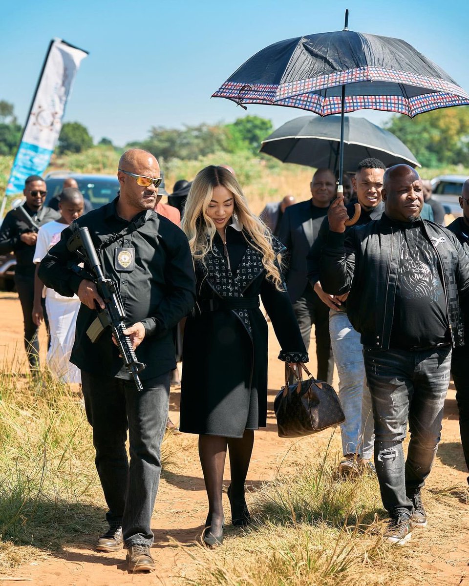 SA_Storie's tweet photo. Actress &amp; businesswoman Amanda Du-Pont claims the reason she used to move around with heavily armed bodyguards during her relationship with Bafana King of the Sky Sindane was because of the country’s high femicide rate.

She didn’t feel safe &amp; needed the added security 🤣🤣😂 https://t.co/5SoqppsqZi