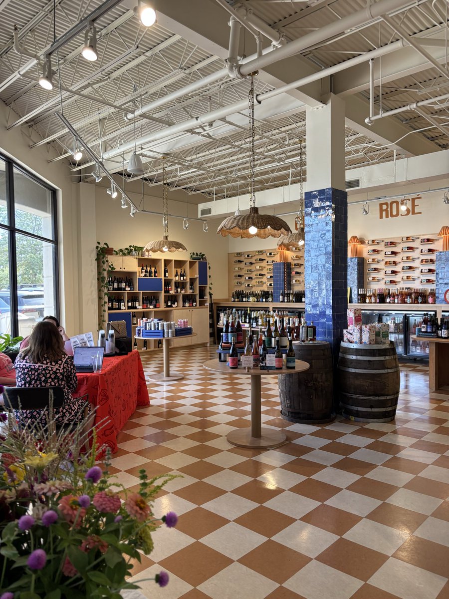 offthegridabby's tweet photo. If you ever find yourself in Jackson, Mississippi, I highly recommend visiting Levure Bottle Shop purely for the vibes. https://t.co/uSQYYEFOQW