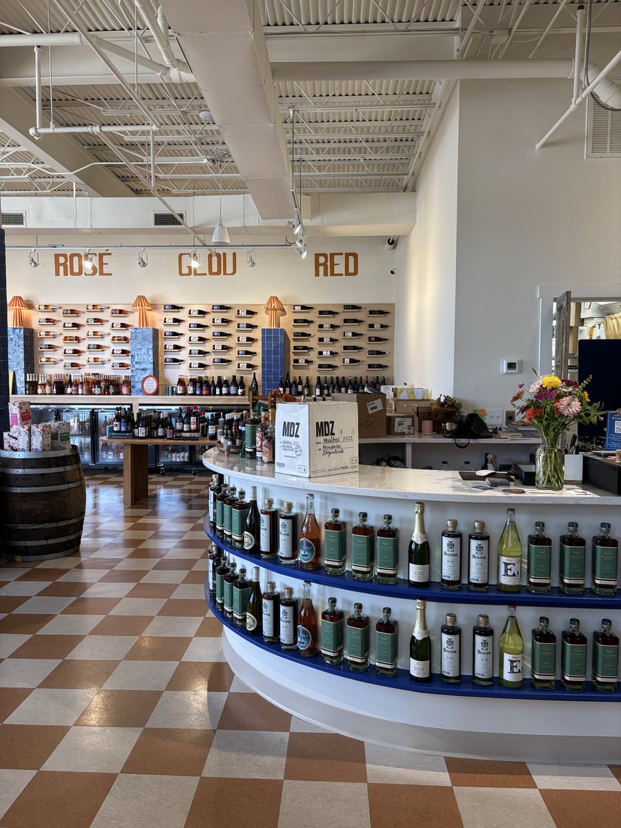 offthegridabby's tweet photo. If you ever find yourself in Jackson, Mississippi, I highly recommend visiting Levure Bottle Shop purely for the vibes. https://t.co/uSQYYEFOQW