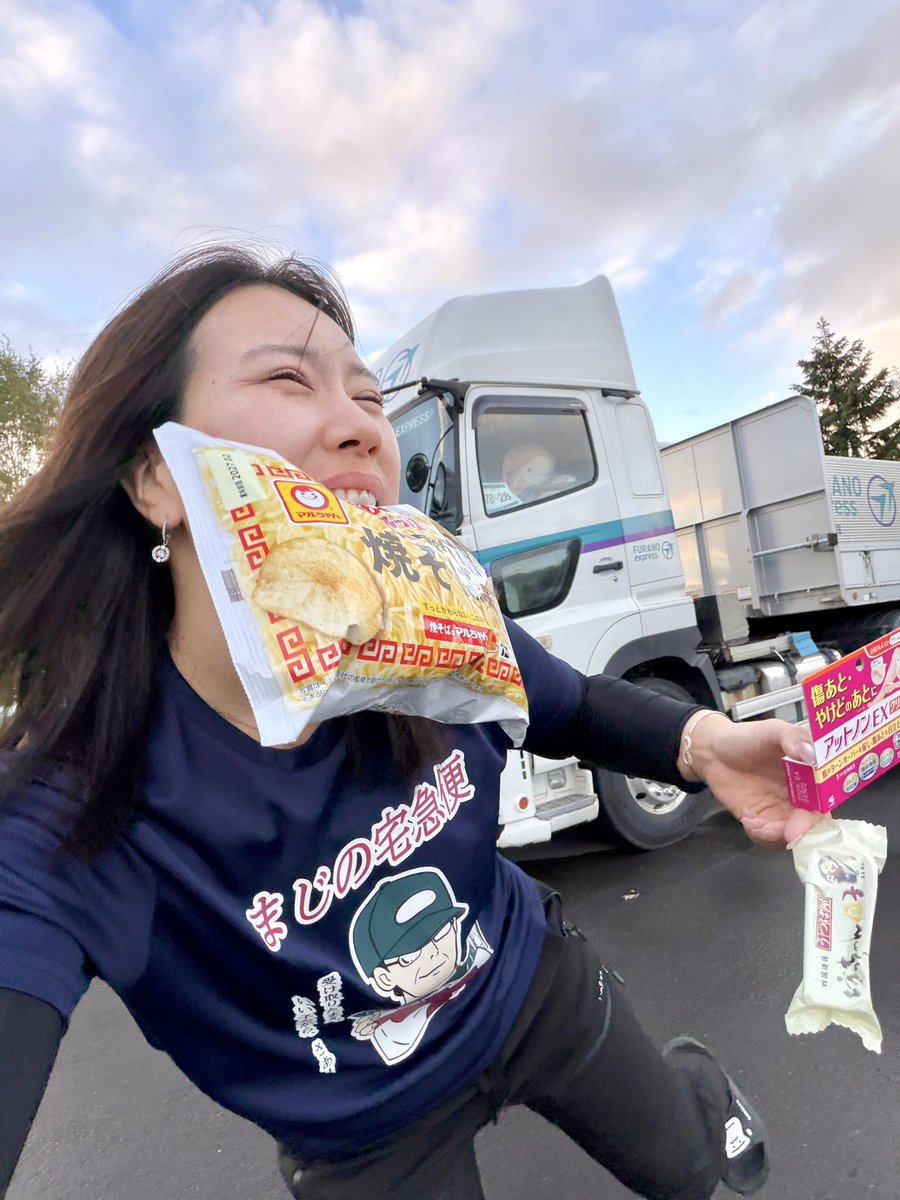 truckmeimei's tweet photo. ズボラだけど毎朝SNS発信してる25歳📡

職人の技「起床後5分で出社」発動
今日も"大人の余裕"かまして行ってきます🏃‍♂️ https://t.co/uLlTYfLLlg