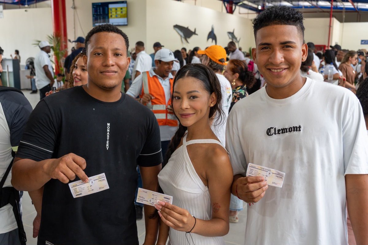 NubiaCarolinaCC's tweet photo. Este fin de semana vivimos un momento muy importante para el desarrollo turístico y económico del Pacífico Chocoano y de todo el pacifico Colombiano. 🇬🇦🇨🇴🌊🐋

Celebramos la terminación y puesta en funcionamiento de la Terminal Aeroportuaria José Celestino Mutis de Bahía Solano, así como la entrega de nuevas vías urbanas pavimentadas, obras que fortalecen la conectividad, el turismo y las oportunidades para nuestra gente.
Estas inversiones fueron enteramente financiadas con nuestros recursos de regalías departamentales, dentro de la estrategia territorial de las obras del progreso. Y cumpliendo con nuestra responsabilidad de construcción del lado tierra del proyecto aeroportuario. 

Bahía Solano se prepara para seguir creciendo y para consolidarse como uno de los grandes destinos turísticos de Colombia. 🇬🇦💪🏾