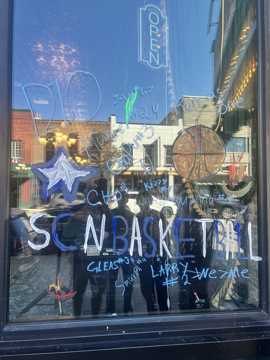 SCNBoysBB's tweet photo. Window Painting to kick off Homecoming Week! https://t.co/I33DcOgN3b