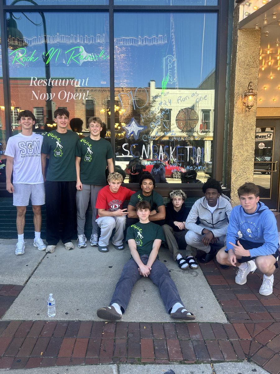 SCNBoysBB's tweet photo. Window Painting to kick off Homecoming Week! https://t.co/I33DcOgN3b