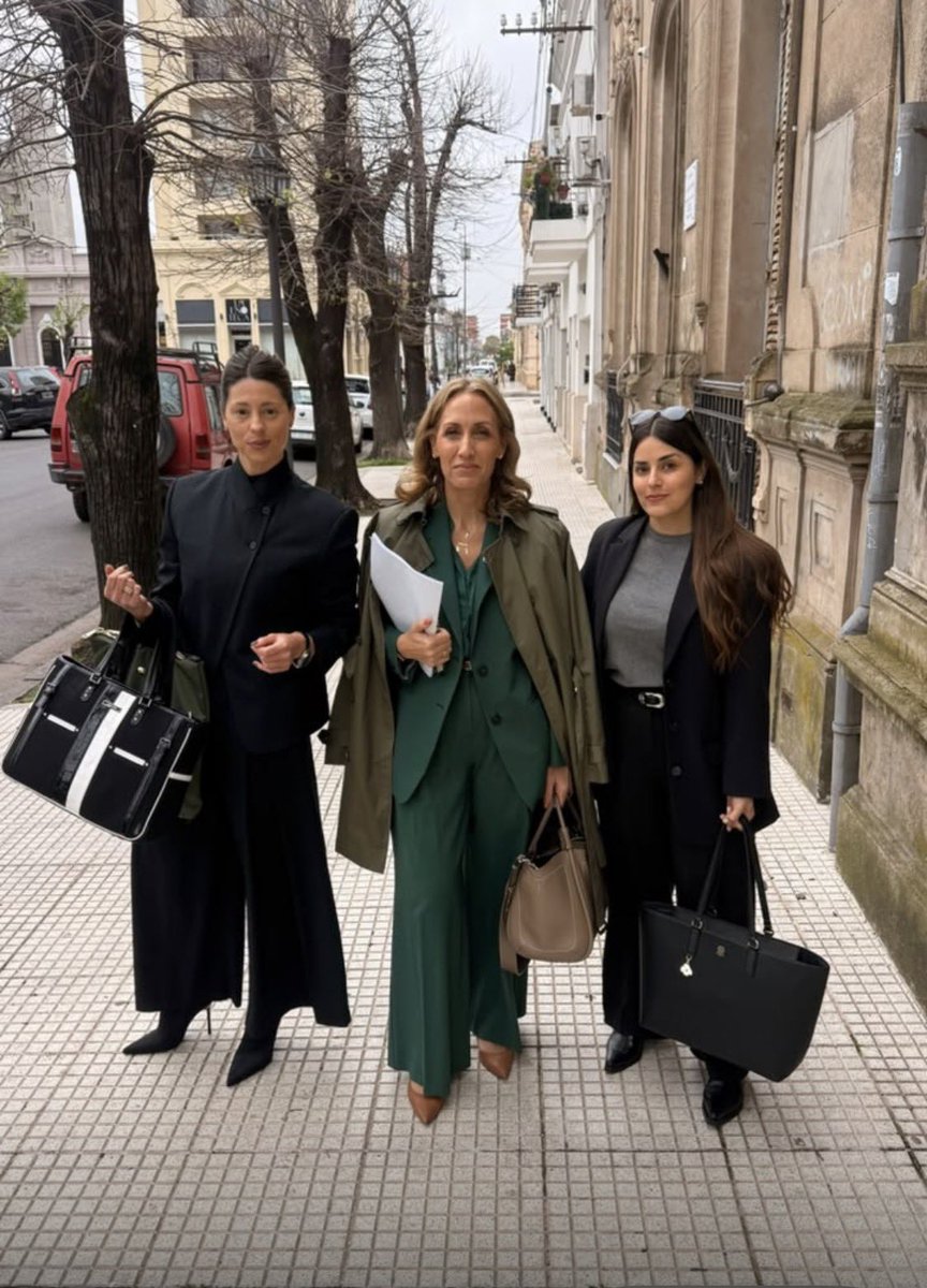 florenciarietto's tweet photo. Emocionante primera jornada de juicio contra la mafia sindical de camioneros en San Nicolás por la causa de la familia Rey, extorsionada y bloqueada en 2021. En la primera foto la emoción de Gustavo Rey después de haber declarado por 7 horas, en su abrazo con su mamá recuerda a su papá Ricardo y la búsqueda de justicia; la segunda foto con mi equipo maravilloso de mujeres justicieras Camila Pintos y Cyntia Liwski y en la tercera foto junto a las mujeres valientes de la fiscalía. Bloquear es delito.
