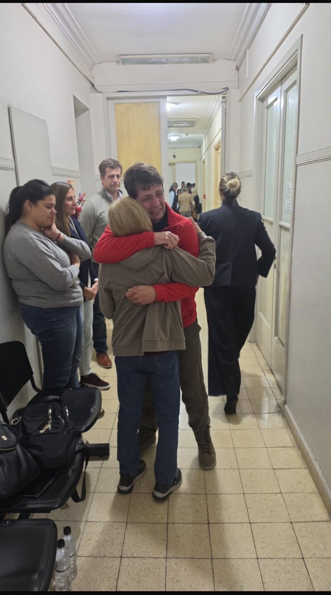 florenciarietto's tweet photo. Emocionante primera jornada de juicio contra la mafia sindical de camioneros en San Nicolás por la causa de la familia Rey, extorsionada y bloqueada en 2021. En la primera foto la emoción de Gustavo Rey después de haber declarado por 7 horas, en su abrazo con su mamá recuerda a su papá Ricardo y la búsqueda de justicia; la segunda foto con mi equipo maravilloso de mujeres justicieras Camila Pintos y Cyntia Liwski y en la tercera foto junto a las mujeres valientes de la fiscalía. Bloquear es delito.