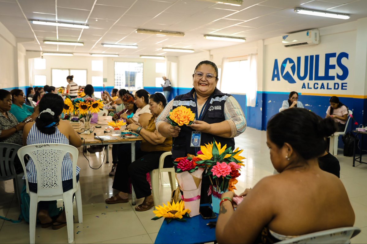 aquilesenlacomu's tweet photo. 🌹✨ ¡Aprender también es una forma de crecer!

En la Casa Comunal 7 de Septiembre, la Dirección General de Vinculación con la Comunidad desarrolló un nuevo Taller de Rosas Eternas, brindando a los participantes la oportunidad de aprender una técnica creativa que puede convertirse en una alternativa para emprender.

🤝 Durante la jornada, nuestros vecinos adquirieron conocimientos para elaborar rosas eternas, potenciando sus habilidades y descubriendo nuevas posibilidades para generar ingresos y fortalecer la economía de sus hogares.

💙 Seguimos llegando a nuestras comunidades con espacios de capacitación que transforman el aprendizaje en nuevas oportunidades.

#GuayaquilNoSeDetiene #AquiEstamos #AquilesCumplimos #ObraDeAquiles