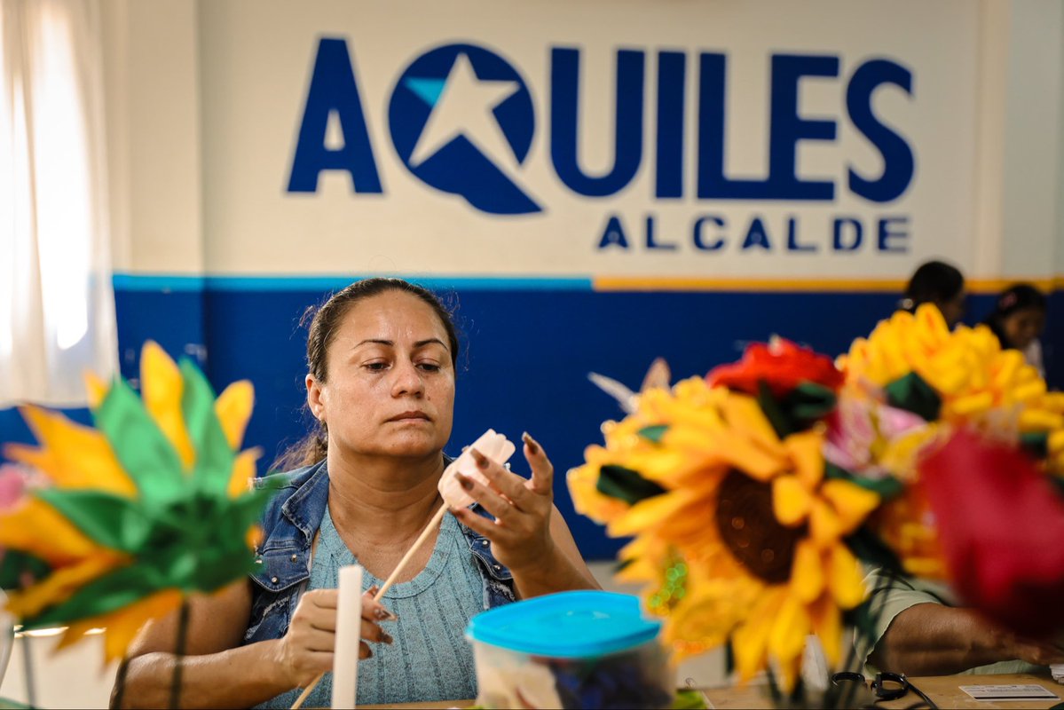 aquilesenlacomu's tweet photo. 🌹✨ ¡Aprender también es una forma de crecer!

En la Casa Comunal 7 de Septiembre, la Dirección General de Vinculación con la Comunidad desarrolló un nuevo Taller de Rosas Eternas, brindando a los participantes la oportunidad de aprender una técnica creativa que puede convertirse en una alternativa para emprender.

🤝 Durante la jornada, nuestros vecinos adquirieron conocimientos para elaborar rosas eternas, potenciando sus habilidades y descubriendo nuevas posibilidades para generar ingresos y fortalecer la economía de sus hogares.

💙 Seguimos llegando a nuestras comunidades con espacios de capacitación que transforman el aprendizaje en nuevas oportunidades.

#GuayaquilNoSeDetiene #AquiEstamos #AquilesCumplimos #ObraDeAquiles
