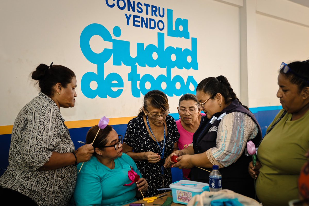aquilesenlacomu's tweet photo. 🌹✨ ¡Aprender también es una forma de crecer!

En la Casa Comunal 7 de Septiembre, la Dirección General de Vinculación con la Comunidad desarrolló un nuevo Taller de Rosas Eternas, brindando a los participantes la oportunidad de aprender una técnica creativa que puede convertirse en una alternativa para emprender.

🤝 Durante la jornada, nuestros vecinos adquirieron conocimientos para elaborar rosas eternas, potenciando sus habilidades y descubriendo nuevas posibilidades para generar ingresos y fortalecer la economía de sus hogares.

💙 Seguimos llegando a nuestras comunidades con espacios de capacitación que transforman el aprendizaje en nuevas oportunidades.

#GuayaquilNoSeDetiene #AquiEstamos #AquilesCumplimos #ObraDeAquiles