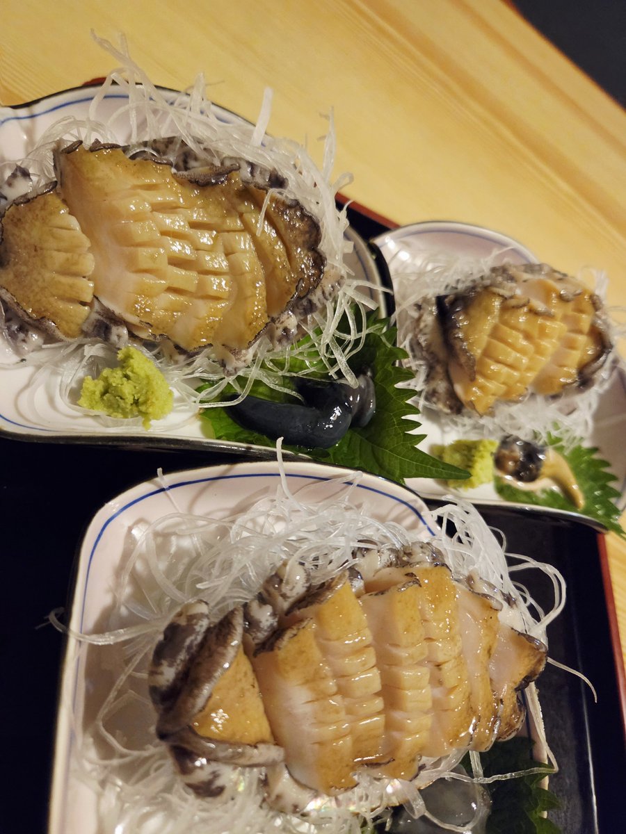 KY436580366647's tweet photo. 雨音で目覚める朝☔静かな雨が季節の移ろいをそっと知らせてくれる🍂✨
#磯の香りが漂う鮑の刺身
#平塚市天よし❗ https://t.co/0hoBcxM8ls