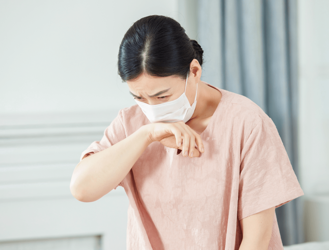 izo68395's tweet photo. When the cold wind hits and you start coughing badly—hold that tissue tight, or you’ll mess up your sleeve! https://t.co/D7TxnuQiWa