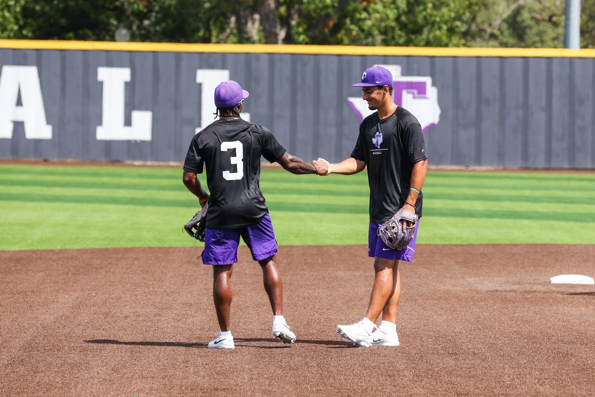 TarletonBase's tweet photo. Texans at work 💼 https://t.co/tOb0P1Wd1n