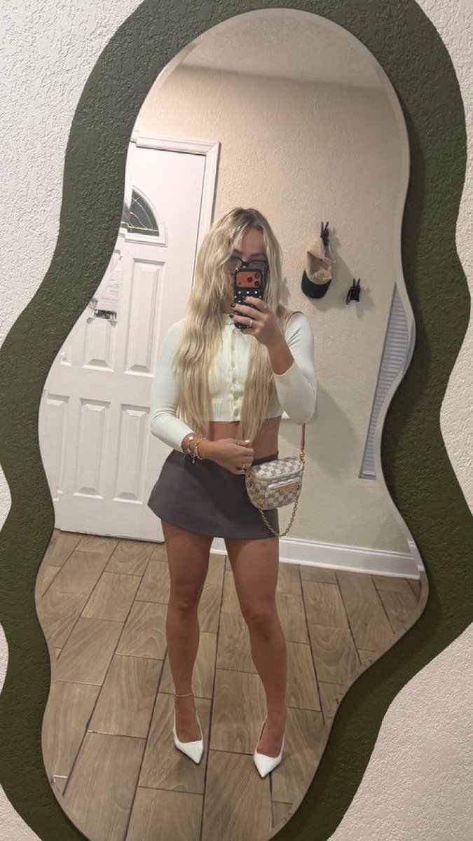 samepostchicks's tweet photo. Liv Morgan in that skirt 😩🥵
#livmorgan #skirt #wavyhair https://t.co/3aHScpF6sC