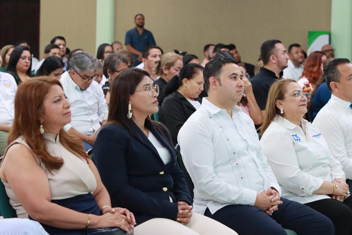 LuisTorresIP's tweet photo. En nombre del Gob. del Pte. Nasry Asfura, junto a la Secretaría de Educación, entregamos títulos de propiedad en dominio pleno a 182 centros educativos de 7 departamentos.

Con esta acción fortalecemos la seguridad jurídica de sus instalaciones y beneficiamos a muchos estudiantes https://t.co/CKIQCH3435