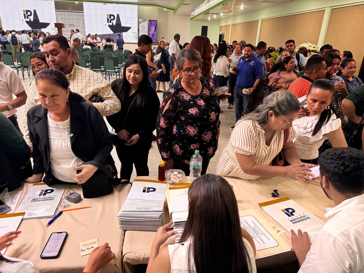 LuisTorresIP's tweet photo. En nombre del Gob. del Pte. Nasry Asfura, junto a la Secretaría de Educación, entregamos títulos de propiedad en dominio pleno a 182 centros educativos de 7 departamentos.

Con esta acción fortalecemos la seguridad jurídica de sus instalaciones y beneficiamos a muchos estudiantes https://t.co/CKIQCH3435