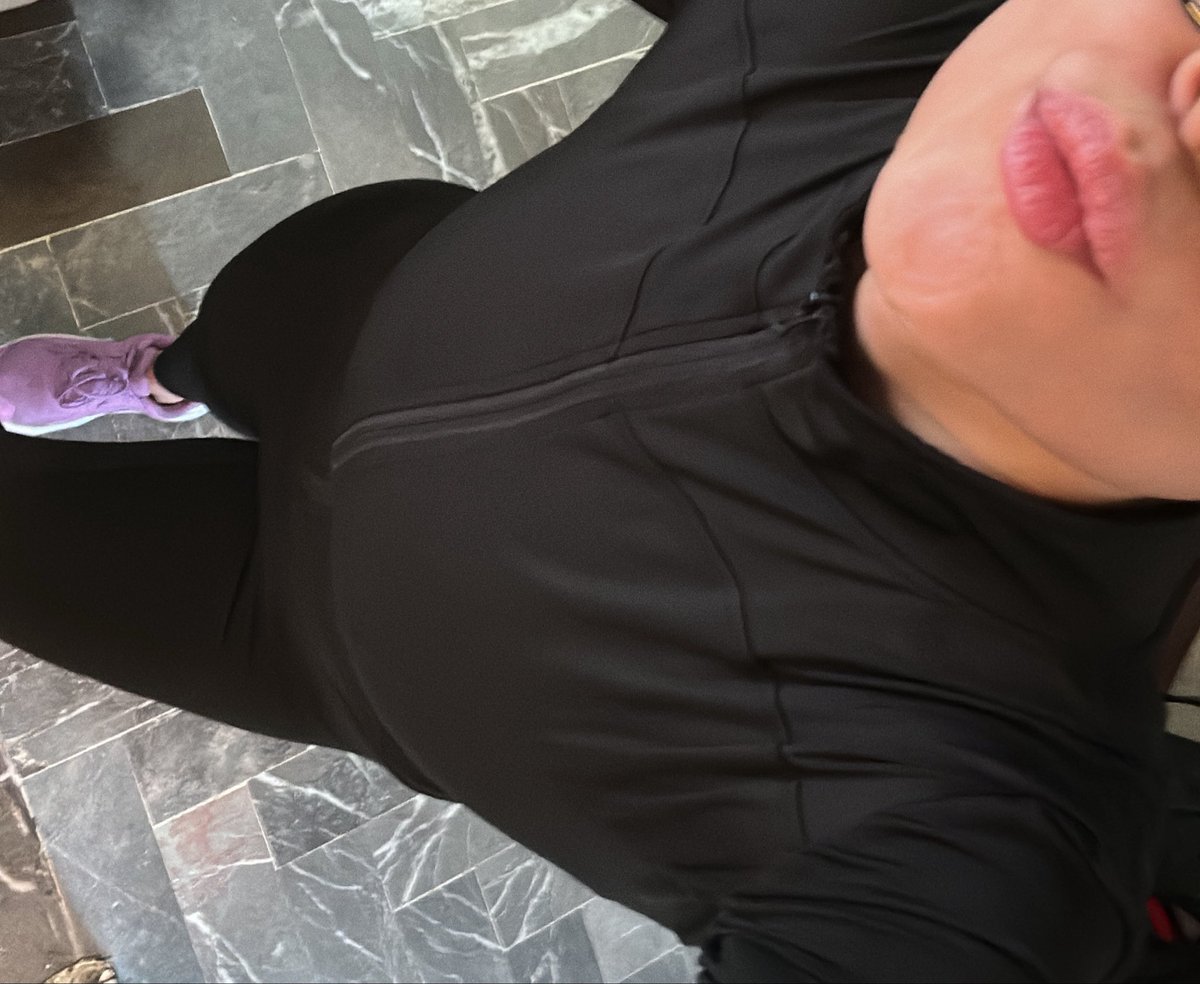 monlighttt_v's tweet photo. gym day 🖤 https://t.co/XLnoAzsjtc
