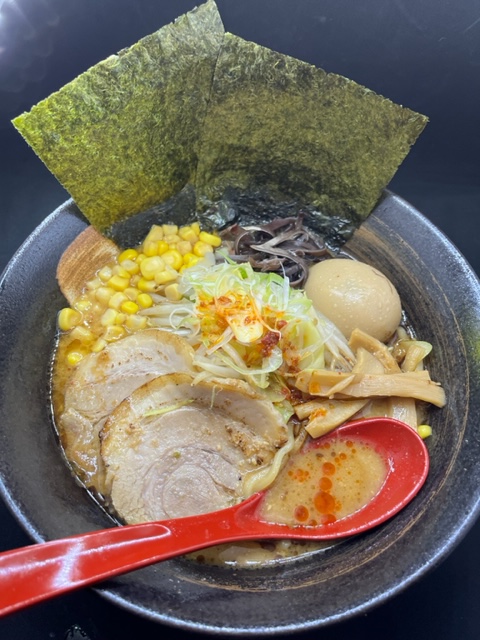 ramen10miya's tweet photo. 雨の西新宿でのお食事に
味噌ラーメン十味やはいかがですか？
雨の日は
あたたかい一杯を
ゆっくり楽しみたい方にもおすすめです
ランチや観光の途中はもちろん
お仕事と帰りのお食事にも
https://t.co/Egcn4kYP5t https://t.co/bAJDs1VUC3
