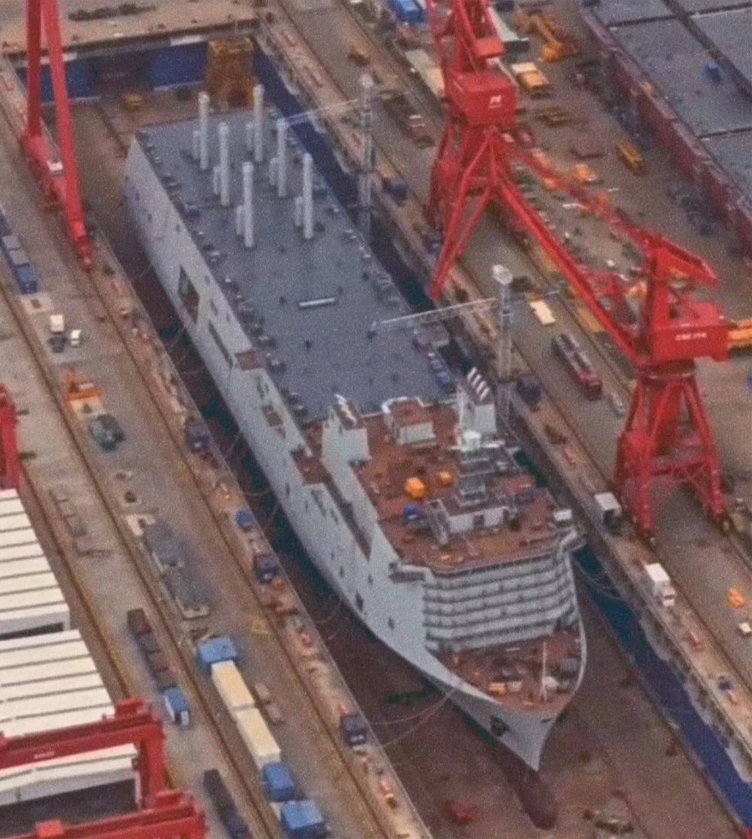 zhao_dashuai's tweet photo. Our unmanned submarine mothership is almost complete.

It's actually mind boggling how fast the Chinese shipyards are. During war, we basically have an instant build cheat code. https://t.co/Xushioi3Kt